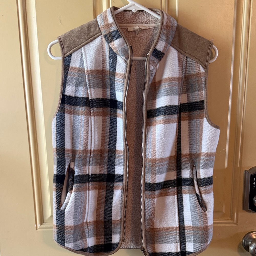 Entro Cozy Textured Vest in Cream and Brown